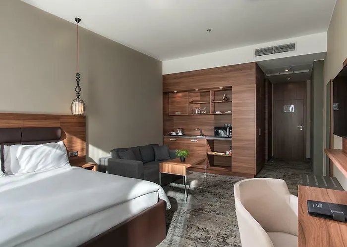 Hotel Premier Airport 4*